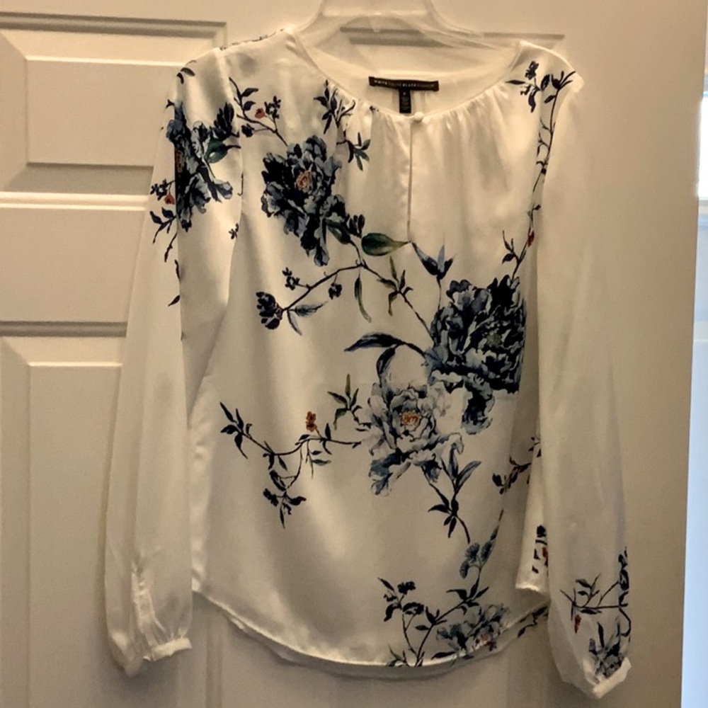 White House black market, new, size 6 polyester white blouse w/ blue flowers